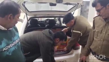 गोपालगंज: बंजरिया के पास उत्पाद विभाग की टीम ने कार से 435 पीस शराब बरामद की, कार ज़ब्त