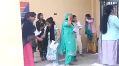 झुंझुनू: रीट परीक्षा के दूसरे दिन महिलाओं को परेशानी का सामना करना पड़ा, चूड़ियां व नाक की बाली गार्ड के पास उतारकर रखनी पड़ी