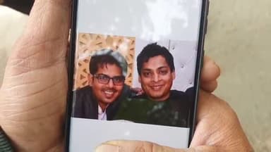 रामपुर: धमोरा ओवर ब्रिज पर तेज रफ्तार वरना कार किसी अज्ञात वाहन से टकराई, सवार दो युवकों की मां की हुई दर्दनाक मौत