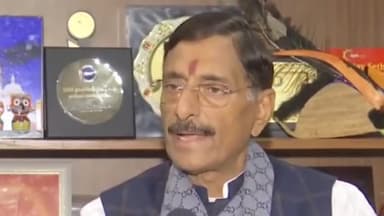 कांके: रातु रोड स्थित आवास में केंद्रीय रक्षा राज्यमंत्री ने मंत्री इरफान अंसारी पर निशाना साधा