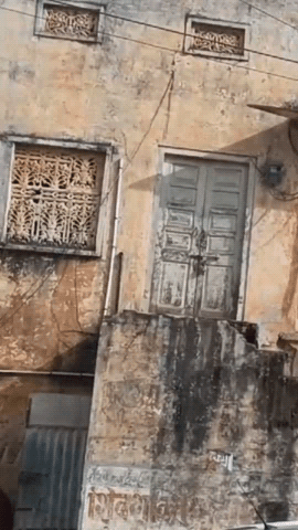 नैनवां: नैनवा कस्बे का ऐतिहासिक गढ़पोल चौक व पुराना नगर पालिका भवन खंडर होता जा रहा, प्रशासन का नहीं है कोई ध्यान