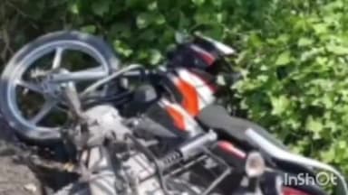 सिरोंज: ग्राम पंचायत चितावर के पास तेज रफ्तार मोटरसाइकिल अनियंत्रित होकर गिरने से चालक घायल, अस्पताल में उपचार जारी