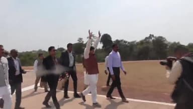 सागर नगर: मुख्यमंत्री डॉ. मोहन यादव सागर के गढ़ाकोटा पहुंचे, पूर्व मंत्री गोपाल भार्गव ने हेलीपैड पर किया स्वागत