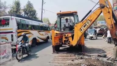 सागर नगर: प्राइवेट बस स्टैंड के सामने नई सड़क बनने के बाद सीवर लाइन से कनेक्शन भूल गए अधिकारी, फिर से खुदाई शुरू