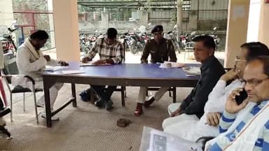 सासाराम: सासाराम के नगर थाना में शनिवार को बैठक आयोजित की गई, बारी-बारी से लोगों की समस्याएं सुनी गईं