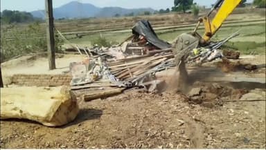 सरिया: वन विभाग ने गरमूंडो और मुंडरो में अवैध आरा मिलों को ध्वस्त किया