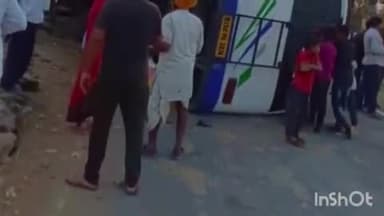 गढ़बोर: चारभुजा के जाम्बू का तालाब के पास बस अनियंत्रित होकर पलटी, 6-7 यात्रियों को आई हल्की चोटें