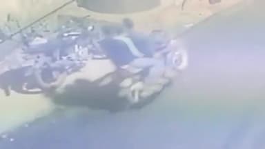 कांके: लोअर बाजार थाना क्षेत्र के बसर टोली में घर के बाहर से बाइक चोरी, घटना सीसीटीवी में कैद