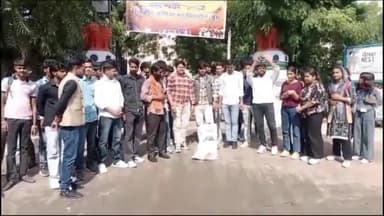 चूरू: राजकीय लोहिया कॉलेज के सामने एबीवीपी ने महाराजा गंगा सिंह विश्वविद्यालय के कुलपति का फूंका पुतला, किया प्रदर्शन