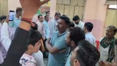 पीपलदा: खातोली ग्राम पंचायत के कर्मचारियों द्वारा टीपर से बांधकर मृतक गाय को घसीटने के मामले में हिंदू संगठनों ने किया प्रदर्शन