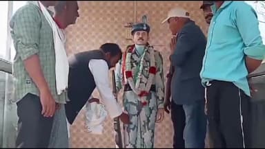 छिबरामऊ: ब्राहिमपुर में शहीद जवान की प्रतिमा पर पुष्प अर्पित करते हुए आप पार्टी के जिलाध्यक्ष भावुक हुए