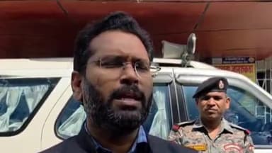 गोपालगंज: जिला पदाधिकारी ने नीलम पत्र वारंट एक्सप्रेस सह वसूली जागरूकता रथ को हरी झंडी दिखाकर रवाना किया