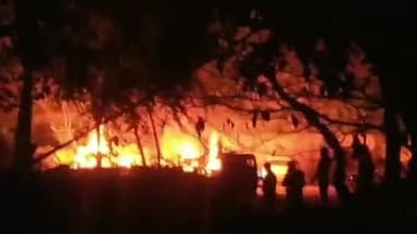 लाडपुरा: देर रात दादाबाड़ी थाने में गाड़ियों और कबाड़ में लगी भीषण आग, 3 दमकलों ने पाया आग पर काबू, बड़ा हादसा टला