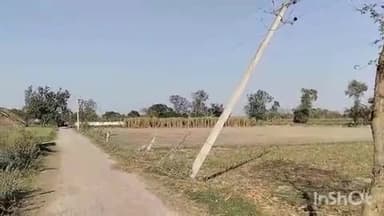 निघासन: प्रमोधापुर गांव में झुका हुआ बिजली का पोल बड़े हादसे को दे रहा दावत, ग्रामीणों ने किया वीडियो वायरल