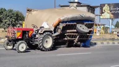 धनौरा: गजरौला में निर्मल फाइबर फैक्ट्री के सामने तेज रफ्तार ट्रैक्टर ट्राली का पहिया निकला, चालक ने कूदकर बचाई जान, ट्राली पलटी