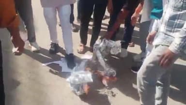 सागर नगर: कैबिनेट मंत्री प्रह्लाद पटेल के बयान के विरोध में यूथ कांग्रेस ने सागर के झूला तिराहे पर किया प्रदर्शन, जलाए पोस्टर