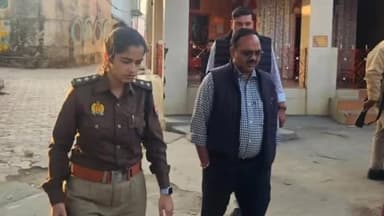 कांठ: आगामी त्यौहारों को लेकर कांठ के क्षेत्र अधिकारी एवं एसडीएम ने क्षेत्र में किया फ्लेग मार्च