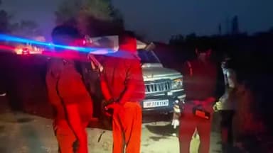 घाटमपुर: सजेती में मार्शल और कार की टक्कर, 1 व्यक्ति की मौत और 12 घायल