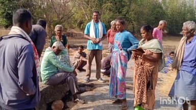 सिसई: लुलहुव चंदा टोली में खलिहान का कूड़ा जलाने से पुआल की गांज में लगी आग, दो लोगों का पुआल जलकर राख हुआ