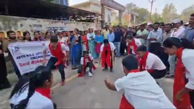 दुर्ग@#@नुक्कड़ नाटक कर लोगों को जागरुक करते महाविद्यालय के छात्र एड्स पर विद्यार्थी ने नुक्कड़ नाटक किया@#