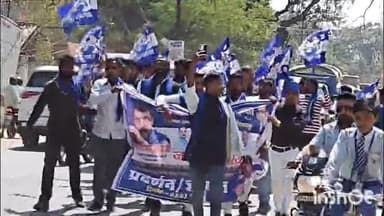 मिर्ज़ापुर: आजाद समाज पार्टी के जिला अध्यक्ष के नेतृत्व में कार्यकर्ताओं ने पुलिस लाइन से जुलूस निकालकर कलेक्ट्रेट में किया प्रदर्शन