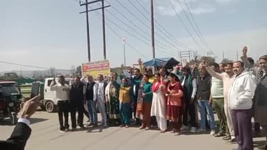 देहरादून। कारगी डंपिंग जोन को हटाने की मांग को लेकर प्रदर्शन करते क्षेत्रवासी।