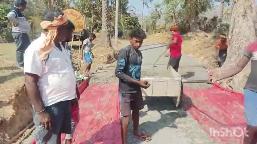 सुंदरपहाड़ी: सुंदरपड़ी प्रखंड के धमनी पंचायत के पुरुगांव में पीसीसी निर्माण कार्य में गड़बड़झाला