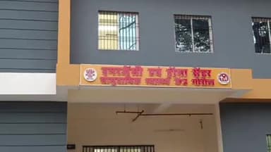 गोरौल: गोरौल के सामुदायिक स्वास्थ्य केंद्र और सोधो के अतिरिक्त प्राथमिक स्वास्थ्य केंद्र का अपर स्वास्थ्य निदेशक ने किया औचक निरीक्षण