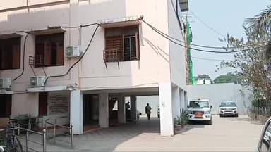 ସମ୍ବଲପୁର ମ୍ୟୁନିସିପାଲଟି: ବଡମୁଣ୍ଡାଲୋଇ ସରକାରୀ ହାଇସ୍କୁଲର ଅବ୍ୟବସ୍ଥା ନେଇ ପରିଚାଳନା କମିଟିର ସଭ୍ୟ ହେଲେ ସମ୍ବଲପୁର ଜିଲ୍ଲାପାଳଙ୍କ କାର୍ଯ୍ୟାଳୟର ଦ୍ୱାରସ୍ଥ