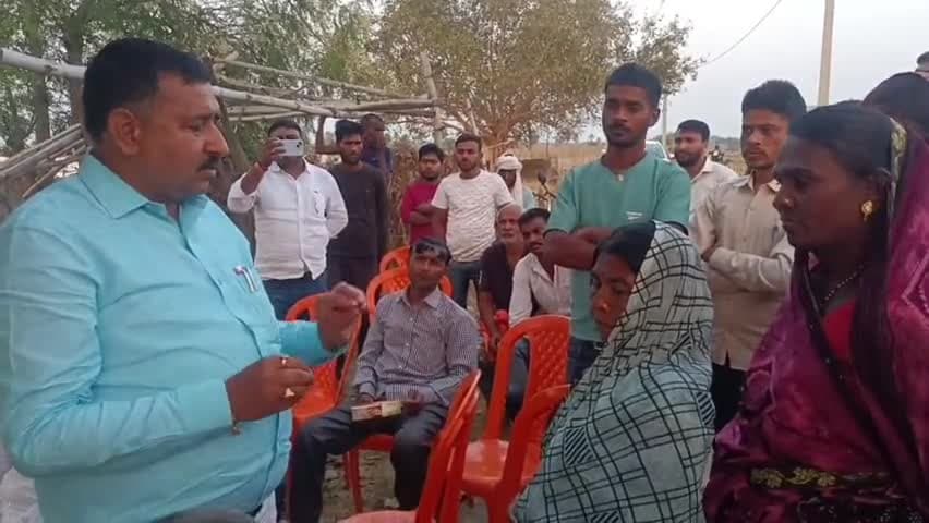 गुरुआ: खैरी गांव में आवास योजना की जियो टैगिंग के नाम पर हो रही अवैध वसूली, ग्रामीणों ने विधायक से की शिकायत