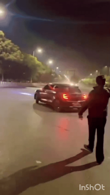 गौतम बुद्ध नगर: नोएडा में बीच सड़क पर चलती कार से खतरनाक स्टंट करता युवक, वीडियो सोशल मीडिया पर हुआ वायरल