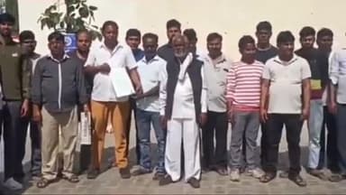 झुंझुनू: शहर में हाथ रेडी चलाने वाले और सब्जी के ठेले वालों ने कलेक्ट्रेट के सामने प्रदर्शन कर जिला कलेक्टर को ज्ञापन दिया