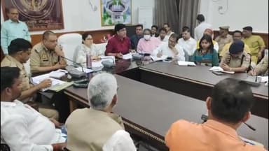 मिर्ज़ापुर: आगामी त्यौहारों को लेकर जिला कलेक्ट्रेट सभा कच्छ में जिला प्रशासन और पुलिस प्रशासन ने जनपद के अधिकारियों संग की बैठक