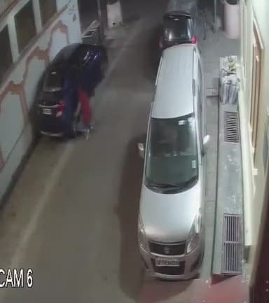 कानपुर: बर्रा में कार से आए चोरों ने खड़ी कार के पहिए चुराए, सीसीटीवी फुटेज सोशल मीडिया पर वायरल