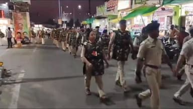 सिंगरौली: शहर और थाना क्षेत्रों में पुलिस ने निकाला फ्लैग मार्च, CCTV से संवेदनशील स्थानों पर निगरानी