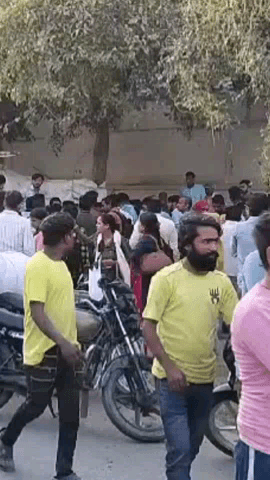 दादरी: ईकोटेक थर्ड थाना क्षेत्र के यूके 2 पानी की टंकी के पास तेज रफ्तार कैंटर पलटने से कैंटर चालक समेत 2 लोग हुए घायल