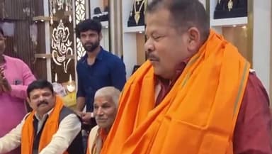 डुमरियागंज: पूर्व विधायक राघवेंद्र प्रताप सिंह ने शाहपुर में भारत ज्वैलर्स का फीता काटकर उद्घाटन किया