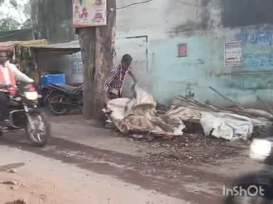 बल्देवगढ़: नगर में तहसीलदार की मौजूदगी में नगर परिषद ने सड़क किनारे अवैध रूप से किए गए अतिक्रमण को हटाया