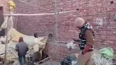 सादाबाद: इस्लामनगर में महिला के मकान में घुसा अज्ञात व्यक्ति, रखे हुए सामान में लगाई आग