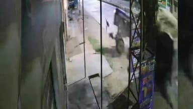 झुंझुनू: उदयपुरवाटी में पेड़ से टकराकर दुकान में घुसी ट्रैक्टर ट्रॉली, ट्रैक्टर के दो हिस्से हुए, सीसीटीवी फुटेज आया सामने