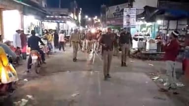 कालपी: कालपी नगर में एसपी ने भारी पुलिस फोर्स के साथ होलिका दहन को लेकर किया निरीक्षण, सुरक्षा व्यवस्था का लिया जायजा