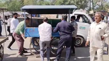 झुंझुनू: झुंझुनू के पंचदेव मंदिर के पास और पुराना बस स्टैंड क्षेत्र से नगर पालिका व यातायात पुलिस कर्मियों ने हटवाया अतिक्रमण