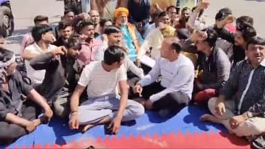 झुंझुनू: शहर के गांधी चौक पर जिला प्रशासन के खिलाफ धरने पर बैठे हाथ ठेला व रेहड़ी चालक, पक्षपात का लगाया आरोप