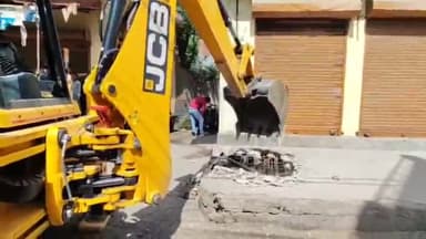 बरेली: प्रेम नगर क्षेत्र स्थित गुलाबराव इंटर कॉलेज के समीप नाले पर अतिक्रमण को नगर निगम की परिवर्तन टीम ने तोड़ा