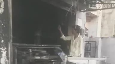 गिर्वा: सेक्टर 13 स्थित दूध की डेयरी में लगी आग, नगर निगम के अग्निशमन दस्ते ने आग पर पाया काबू