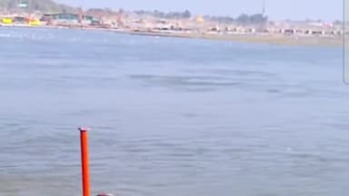 प्रयागराज: महाकुंभ के समापन के बाद प्रशासन द्वारा लगाए गए जेटी को पार कर स्नान कर रहे श्रद्धालु का वीडियो हो रहा वायरल