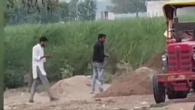 बारा: कौंधियारा क्षेत्र में बालू व्यापारियों द्वारा बालू में हल्की रेत मिलाने का वीडियो हो रहा है वायरल