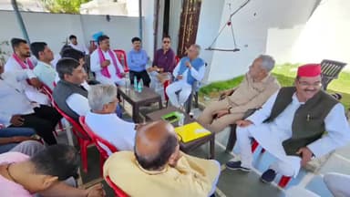 झांसी: समाजवादी पार्टी की पीडीए जन संवाद यात्रा बुंदेलखंड के अंतिम चरण की रूपरेखा ग्वालियर रोड स्थित निवास पर तय की गई