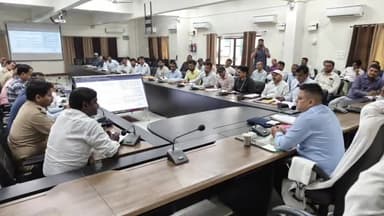 चंदौली: डीएम की अध्यक्षता में जिला सड़क सुरक्षा समिति की बैठक कलेक्ट्रेट में संपन्न, 'नो हेलमेट नो फ्यूल' की रणनीति पर हुई चर्चा