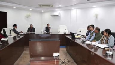 मिलक: विकास भवन सभागार में मुख्य विकास अधिकारी नंदकिशोर कलाल ने मिलक विकासखंड अधिकारियों के साथ नाहल नदी को लेकर की बैठक